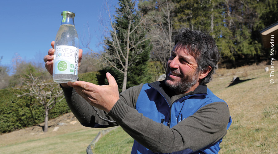 Jean-Luc Planes présente une bouteille de sève de bouleau