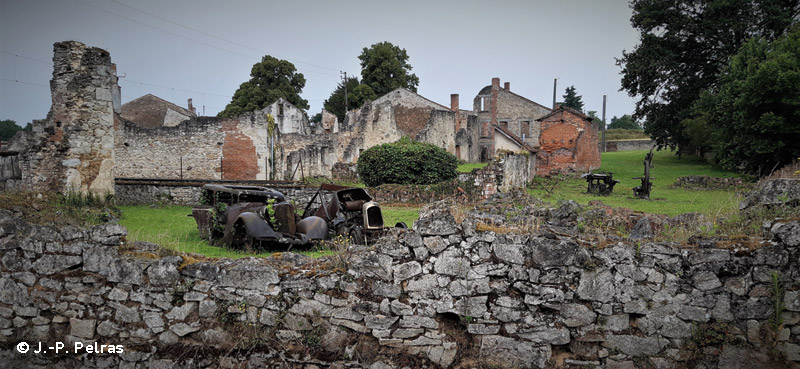 Oradour-sur-Glane ruines, véhicules brûlés.