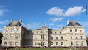 Sénat. Vue sur le Palais du Luxembourg depuis le Jardin à Paris.